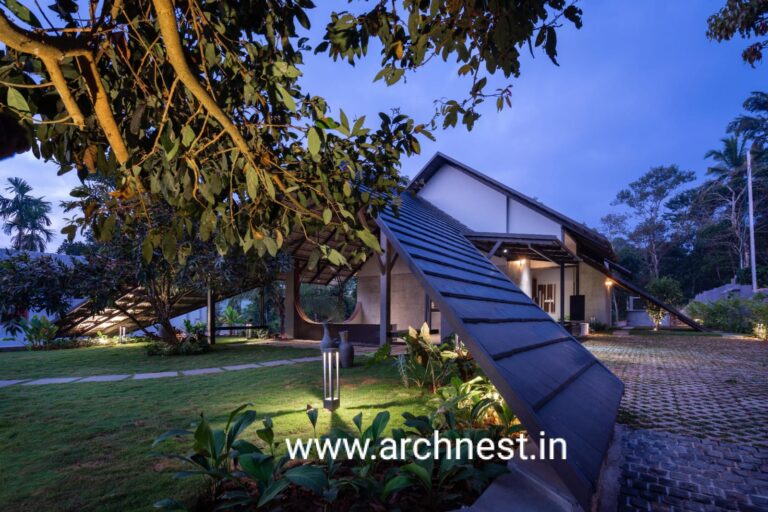 A House with the Absence of a Wall and Gate