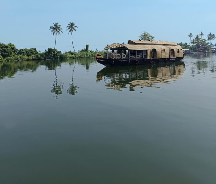 Vembanad Kayal Thaneerthadam